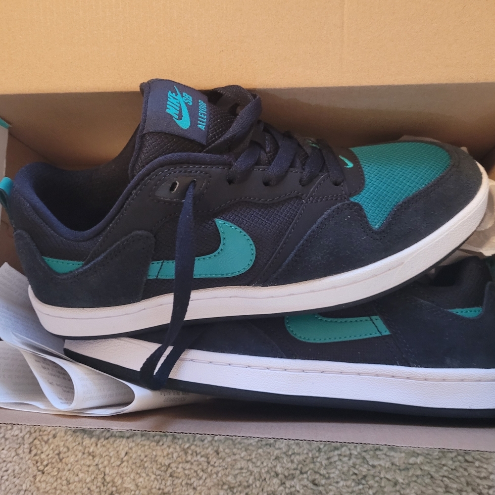 Nike SB Allyoop. Men's 7 women's 8.5. brand New never worn